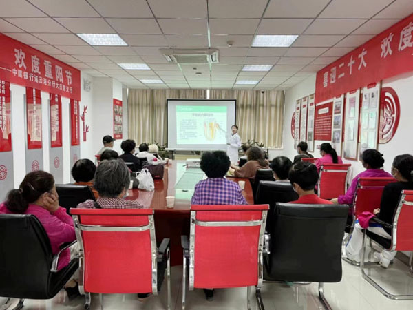 成宏口腔醫(yī)院公益行丨走進(jìn)銀行、社區(qū)，科普講座＋義診，我們一直在行動(dòng)！
